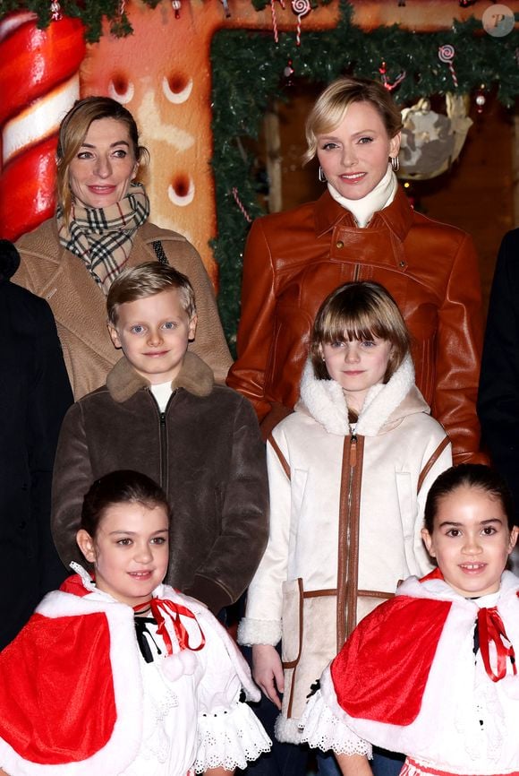 Accompagnée de ses enfants, Jacques et Gabriella, la princesse arborait une ravissante veste en cuir

La princesse Charlene de Monaco avec ses enfants, le prince héréditaire Jacques et la princesse Gabriella, a Inauguré le traditionnel Marché de Noël de Monaco, le 6 décembre 2024. Ils étaient accompagné par le nouveau ministre d'Etat de la Principauté © JC VINAJ / Pool Monaco / Bestimage