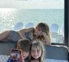 En arrière-plan, leur fille Mary prend la pose de manière très décontractée face à l'objectif.

Les quatre enfants d'Enrique Iglesias et Anne Kournikova prennent la pose.