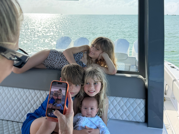 En arrière-plan, leur fille Mary prend la pose de manière très décontractée face à l'objectif.

Les quatre enfants d'Enrique Iglesias et Anne Kournikova prennent la pose.