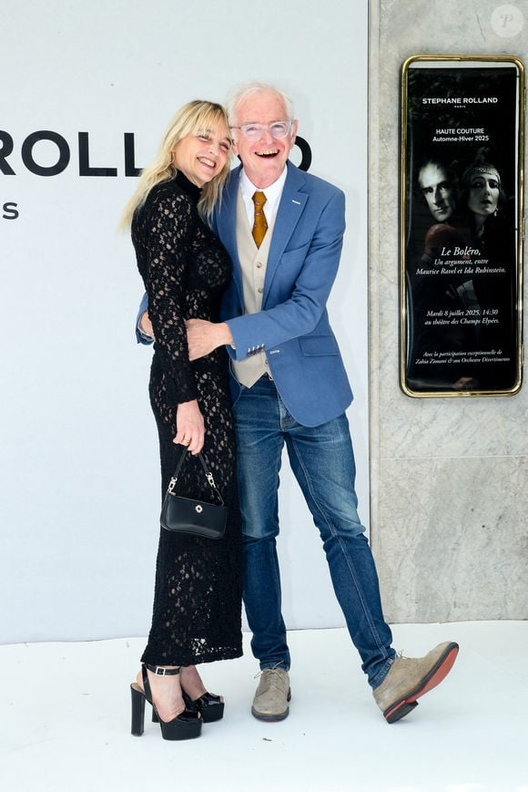 Une apparition qui a fait mouche !

Mac Lesggy et sa femme Annabelle Lesggy au photocall du défilé Stéphane Rolland Collection Haute Couture Automne/Hiver 2025-2026 lors de la Fashion Week de Paris (PFW) au théâtre des Champs-Élysées, à Paris, France, le 8 juillet 2025. © Bertrand Rindoff/Bestimage
