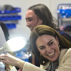 Mais à voir les fous rires de Kate, il semblerait que la couture ne soit pas un domaine de prédilection
Catherine (Kate) Middleton, princesse de Galles visite Corgi, un fabricant de textiles familial spécialisé dans la production de chaussettes et de tricots, le 30 janvier 2025 à Ammanford, au Pays de Galles, au Royaume-Uni, le 30 janvier 2025.Julien Burton / Bestimage