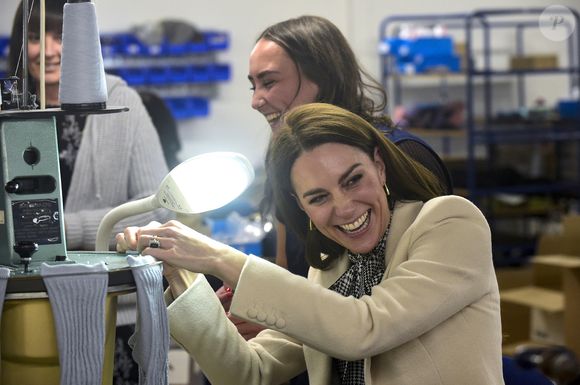 Mais à voir les fous rires de Kate, il semblerait que la couture ne soit pas un domaine de prédilection
Catherine (Kate) Middleton, princesse de Galles visite Corgi, un fabricant de textiles familial spécialisé dans la production de chaussettes et de tricots, le 30 janvier 2025 à Ammanford, au Pays de Galles, au Royaume-Uni, le 30 janvier 2025.Julien Burton / Bestimage