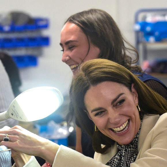 Mais à voir les fous rires de Kate, il semblerait que la couture ne soit pas un domaine de prédilection
Catherine (Kate) Middleton, princesse de Galles visite Corgi, un fabricant de textiles familial spécialisé dans la production de chaussettes et de tricots, le 30 janvier 2025 à Ammanford, au Pays de Galles, au Royaume-Uni, le 30 janvier 2025.Julien Burton / Bestimage