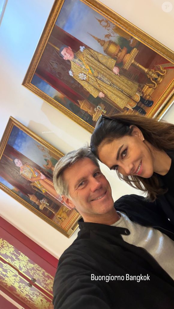 Emmanuel Philibert de Savoie et Adriana Abascal prennent la pose en Thaïlande, le 31 octobre 2025.