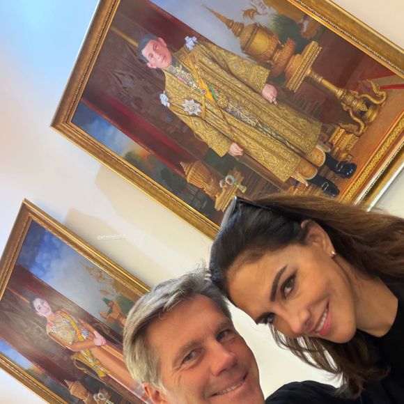Emmanuel Philibert de Savoie et Adriana Abascal prennent la pose en Thaïlande, le 31 octobre 2025.