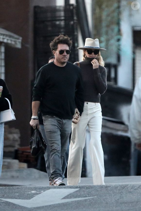 Exclusif - Laeticia Hallyday est allée déjeuner avec son nouveau compagnon Frédéric et ses filles Jade et Joy à Venice le 17 janvier 2025.
Crédit : Agence / Bestimage