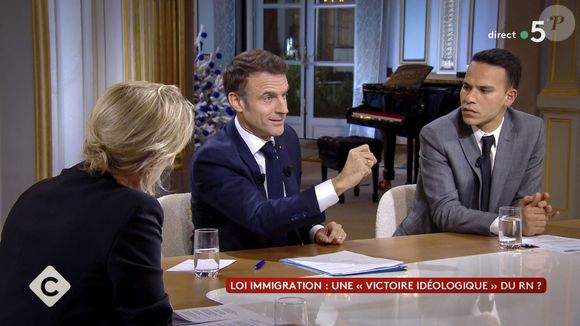 Captures d'écran - Anne-Élisabeth Lemoine - Mohamed Bouhafsi - Le président Emmanuel Macron s'exprime lors de l'émission "C à vous" au palais de l'Elysée le lendemain de l'adoption de la loi Immigration. Paris, le 20 décembre 2023. © Jack Tribeca / Bestimage