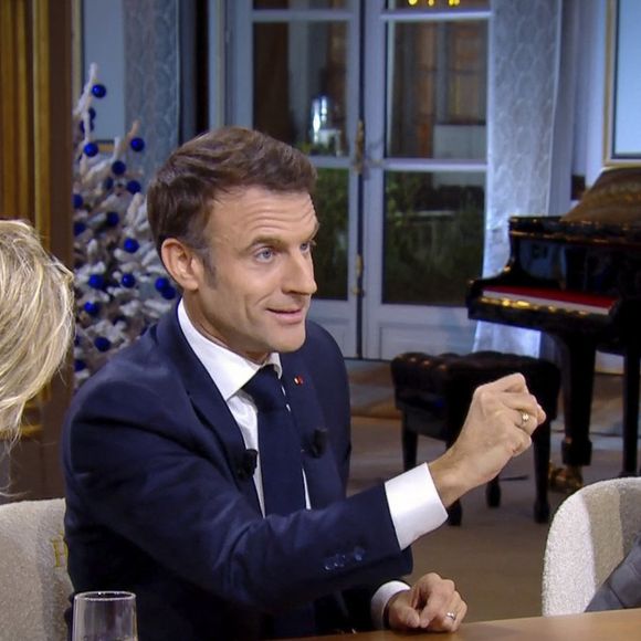 Captures d'écran - Anne-Élisabeth Lemoine - Mohamed Bouhafsi - Le président Emmanuel Macron s'exprime lors de l'émission "C à vous" au palais de l'Elysée le lendemain de l'adoption de la loi Immigration. Paris, le 20 décembre 2023. © Jack Tribeca / Bestimage