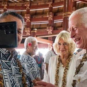 Le roi Charles III d'Angleterre et la reine consort Camilla assistent à une cérémonie officielle d'accueil royal 'ava à l'université nationale de Samoa à Apia, Samoa le 23 octobre 2024. (Backgrid UK/ Bestimage).