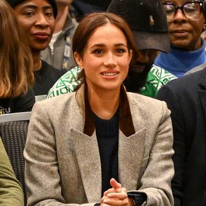 Il faut dire que les similitudes sont nombreuses. En effet, sur le logo de Meghan Markle, on peut y voir un palmier et deux oiseaux.

Le prince Harry, duc de Sussex, et Meghan, duchesse de Sussex, assistent à une partie de basket-ball en fauteuil roulant au Centre des congrès de Vancouver lors des Jeux Invictus 2025 à Vancouver. ©Backgrid USA / Bestimage