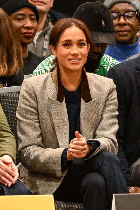Il faut dire que les similitudes sont nombreuses. En effet, sur le logo de Meghan Markle, on peut y voir un palmier et deux oiseaux.

Le prince Harry, duc de Sussex, et Meghan, duchesse de Sussex, assistent à une partie de basket-ball en fauteuil roulant au Centre des congrès de Vancouver lors des Jeux Invictus 2025 à Vancouver. ©Backgrid USA / Bestimage