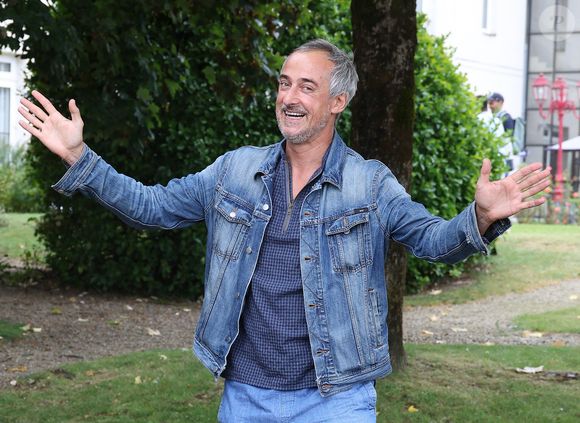Sébastien Thoen explique ne pas vouloir travailler plus pour privilégier son temps libre.

Sébastien Thoen - Photocall avec l'équipe de l'émission de radio "Les grosses têtes" lors de la 17ème édition du Festival du Film Francophone de Angoulême (FFA). Le 29 août 2024
© Coadic Guirec / Bestimage