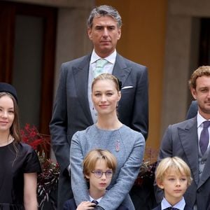 La princesse Alexandra de Hanovre, Pierre Casiraghi, Beatrice Borromeo, leurs enfants Stefano et Francesco, Raphaël Elmaleh - La famille princière monégasque dans la cour d'honneur du palais lors de la la fête nationale à Monaco le 19 novembre 2025. © Dominique Jacovides - Bruno Bebert / Bestimage