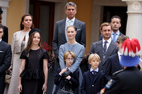La princesse Alexandra de Hanovre, Pierre Casiraghi, Beatrice Borromeo, leurs enfants Stefano et Francesco, Raphaël Elmaleh - La famille princière monégasque dans la cour d'honneur du palais lors de la la fête nationale à Monaco le 19 novembre 2025. © Dominique Jacovides - Bruno Bebert / Bestimage