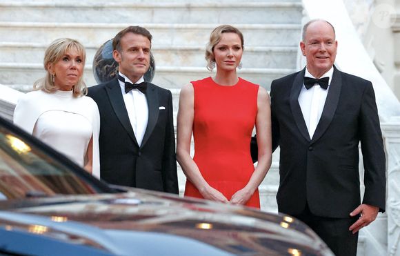 Le président de la République française Emmanuel Macron, sa femme la Première Dame Brigitte Macron, le prince Albert II de Monaco et la princesse Charlène de Monaco arrivant au dîner d'état en l'honneur de la visite du couple présidentiel français au palais princier de Monaco, le 7 juin 2025. © Claudia Albuquerque/Bestimage