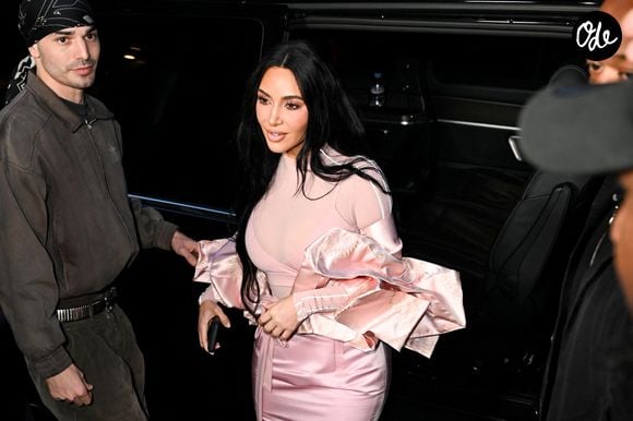 Kim Kardashian arrive pour le lancement mondial de NikeSkims qui passe par un pop-up dans le quartier du Marais à Paris, France, le 2 février 2026. NikeSkims inaugure un pop-up expérientiel du 3 au 8 février, le quartier du Marais agissant comme un carrefour entre luxe et culture urbaine. L'espace de 500 mètres carrés accueille des défilés durant les fashion weeks sous sa verrière style Eiffel culminant à 7.5 mètres de hauteur. © Yehiel Chekroune/Bestimage