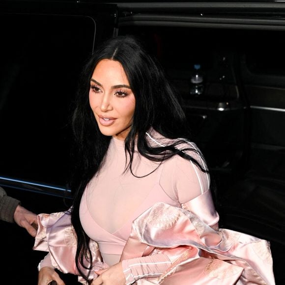 Kim Kardashian arrive pour le lancement mondial de NikeSkims qui passe par un pop-up dans le quartier du Marais à Paris, France, le 2 février 2026. NikeSkims inaugure un pop-up expérientiel du 3 au 8 février, le quartier du Marais agissant comme un carrefour entre luxe et culture urbaine. L'espace de 500 mètres carrés accueille des défilés durant les fashion weeks sous sa verrière style Eiffel culminant à 7.5 mètres de hauteur. © Yehiel Chekroune/Bestimage