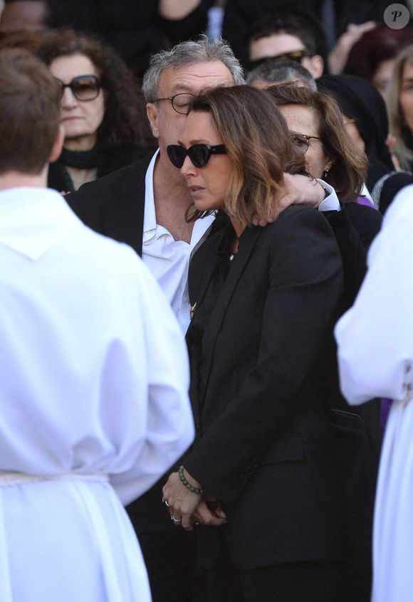 Laura Smet - Sorties des obsèques de Nathalie Baye en l'église Saint-Sulpice à Paris le 24 avril 2026. Clement Prioli / Bestimage