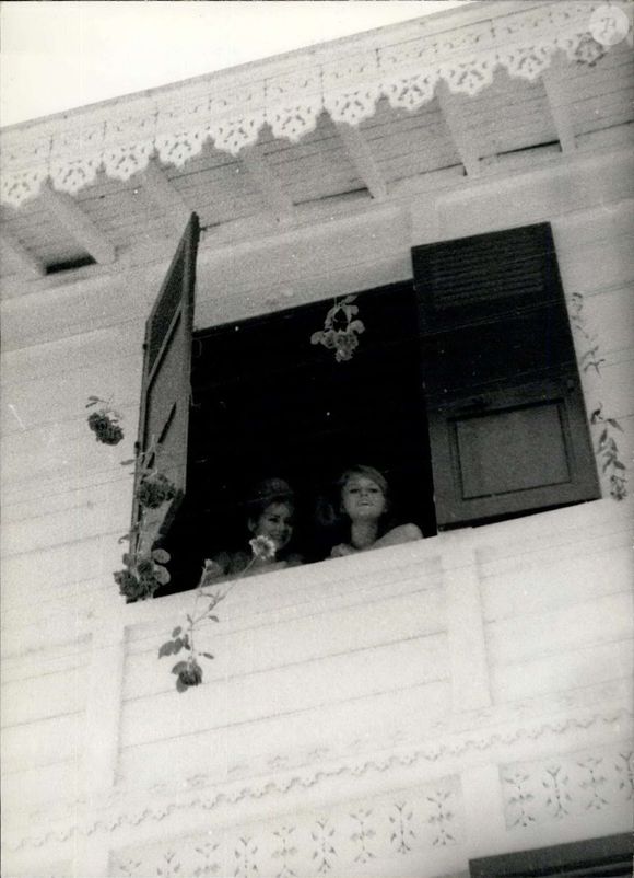 En 2023, nos confrères du magazine "Vogue" écrivaient que "Mijanou et Brigitte Bardot continuent d'entretenir leur relation mais ne se sont pas vues depuis une vingtaine d'années, du fait que Mijanou vive à Los Angeles."

18 juin 1959 - Brigitte Bardot se marie.. : La célèbre star française Brigitte Bardot a épousé l'acteur français Jacques Charrier à Louveciennes près de Paris aujourd'hui. Après la cérémonie, une foule de photographes s'est rendue à la maison des Bardot pour photographier le jeune couple. La photo montre Maggy Martini, la cascadeuse de B.B. (à gauche) et Mijanou, la sœur de B.B., qui lancent des fleurs aux photographes depuis une fenêtre.  (Crédit photo : Keystone USA Collection / Bestimage)