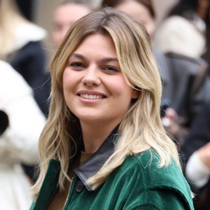 Dos nu vertigineux, longue traîne élégante et voile délicat déposé sur ses cheveux... Louane s'était au départ tournée vers une création superbe qui aurait fait un choix tout aussi parfait pour son propre mariage.

Louane aux arrivées du défilé Miu Miu Collection Femme Prêt-à-Porter Printemps/Eté 2026 lors de la Fashion Week de Paris (PFW), au Conseil Économique, social et environnemental, Palais d'lena, à Paris, France, le 6 octobre 2025. © Denis Guignebourg / Bestimage