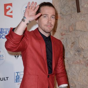 Julien Doré assistant au photocall de l'émission On n'est pas couché lors du 70e Festival de Cannes à Cannes, France, le 24 mai 2017. Photo par Julien Reynaud/Aps-medias/Abaca
