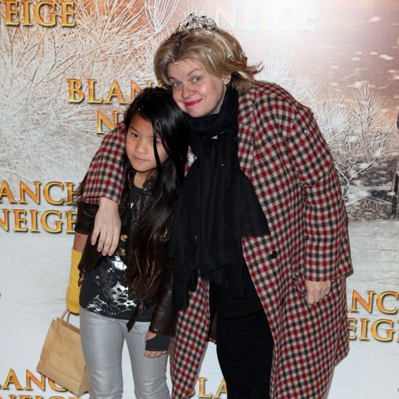 En 2004, Isabelle Nanty a adopté une petite fille, Tallulah, en Chine. 

Isabelle Nanty et sa fille Tallulah à l'avant-première du film Blanche Neige au Gaumont Opéra à Paris, le 1er avril 2012. 

PIX4U / BESTIMAGE