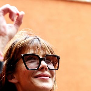Malgré leur différence d'âge, (elle a 15 ans et lui 41 ans), Sophie Marceau et Andrzej Zulawski  tombent amoureux et resteront près de dix-huit ans en couple, de 1984 à 2001. 

Sophie Marceau - Célébrités au village lors des Internationaux de France de tennis de Roland Garros 2024 à Paris le 9 juin 2024.