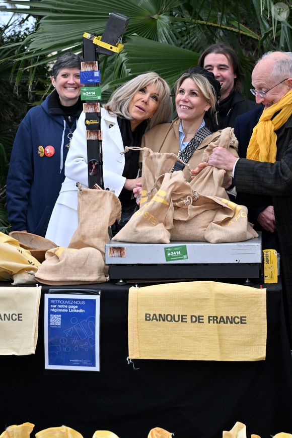 "492,936 kg de pièces ont été collectés à Nice", a déclaré Philippe Wahl, le président général du groupe La Poste. Une coquette somme non négligeable pour la Première dame.

Clôture de l'opération de collecte de fonds "Pièces Jaunes", destinée à améliorer la vie des enfants hospitalisés, au Jardin Albert 1er, à Nice, France, le 7 février  2025© Bruno Bebert/Bestimage
