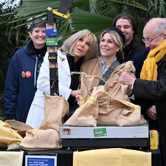 "492,936 kg de pièces ont été collectés à Nice", a déclaré Philippe Wahl, le président général du groupe La Poste. Une coquette somme non négligeable pour la Première dame.

Clôture de l'opération de collecte de fonds "Pièces Jaunes", destinée à améliorer la vie des enfants hospitalisés, au Jardin Albert 1er, à Nice, France, le 7 février  2025© Bruno Bebert/Bestimage