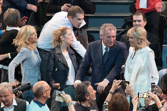 François Bayrou et Brigitte Trogneux (Macron) et ses filles Laurence Auzière Jourdan (cardiologue) et Tiphaine Auzière (avocate) - La famille, les amis et soutiens d'Emmanuel Macron dans les tribunes lors du grand meeting d'Emmanuel Macron, candidat d'En Marche! à l'élection présidentielle 2017, à l'AccorHotels Arena à Paris, France, le lundi 17 avril 2017. © Cyril Moreau/Bestimage
