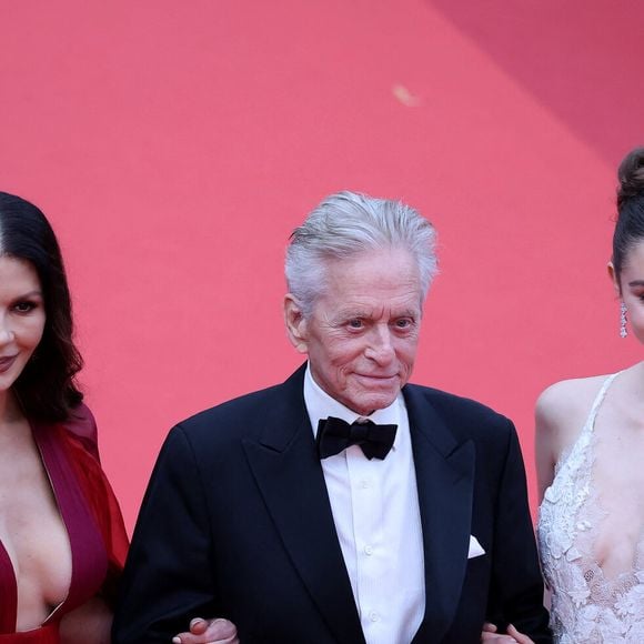Michael Douglas, sa femme Catherine Zeta-Jones et leur fille Carys - Montée des marches du film « Jeanne du Barry » pour la cérémonie d’ouverture du 76ème Festival International du Film de Cannes, au Palais des Festivals à Cannes. Le 16 mai 2023
© Jacovides-Moreau / Bestimage