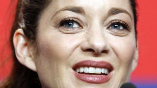 Combien coûte un menu dans le restaurant de Marion Cotillard décrit comme "un morceau de campagne au cœur de Paris" ?