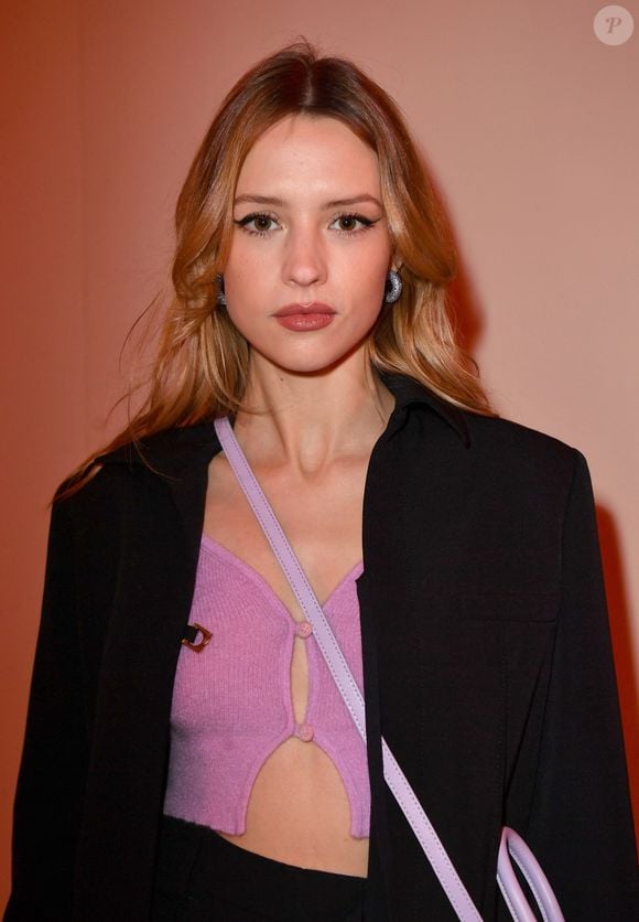 Passionnée par l'architecture de Charlotte Perriand, elle a elle-même conçu son espace de vie.

Angele - Photocall en front row du défilé "Le Raphia" de la maison Jacquemus au Bourget le 12 décembre 2022.

© Veeren / Clovis / Bestimage