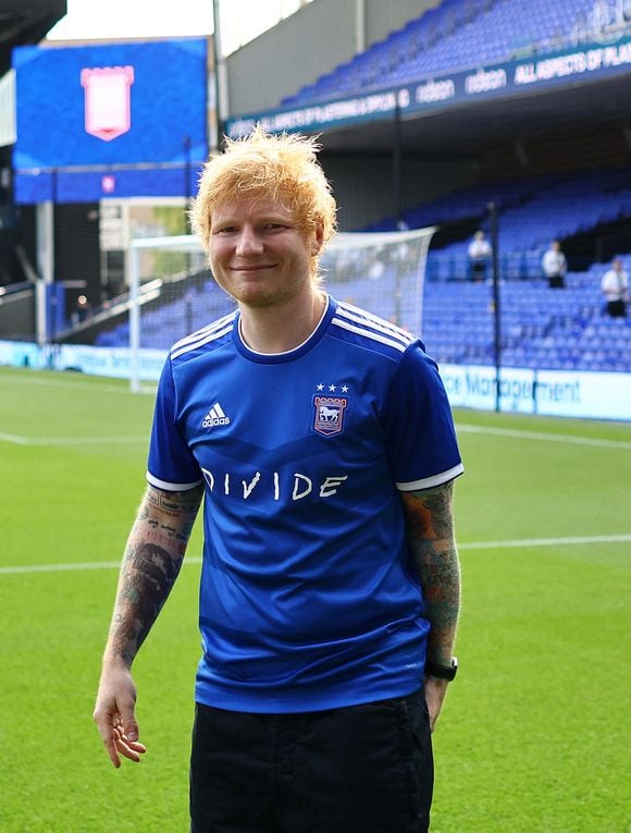 "C'est un chanteur très célèbre et cela engendrera naturellement du chaos. Pour éviter cela, la police ne lui avait pas donné la permission (...) Malgré cela, il est venu 

Le chanteur Ed Sheeran pendant le match de Premier League Ipswich/Liverpool à Portman Road, Ipswich le 17 août 2024.

© David Klein/Sportimage/Cal Sport Media / Bestimage
Zuma Press/Bestimage