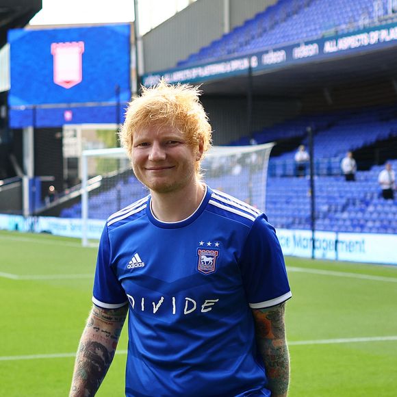 "C'est un chanteur très célèbre et cela engendrera naturellement du chaos. Pour éviter cela, la police ne lui avait pas donné la permission (...) Malgré cela, il est venu 

Le chanteur Ed Sheeran pendant le match de Premier League Ipswich/Liverpool à Portman Road, Ipswich le 17 août 2024.

© David Klein/Sportimage/Cal Sport Media / Bestimage
Zuma Press/Bestimage