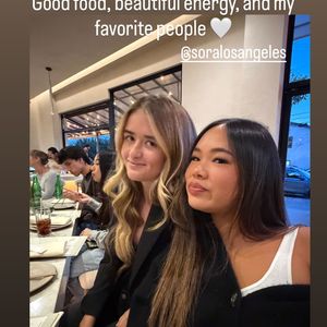 Elle était accompagnée de sa fille Jade, du petit ami de celle-ci, Aaron Thomas, de sa fille Joy et et de sa demi-sœur, Alcéa.
Laeticia Hallyday a partagé une photo de sa petite soeur Alcéa et de sa fille Joy sur Instagram