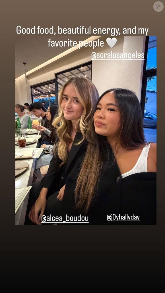 Elle était accompagnée de sa fille Jade, du petit ami de celle-ci, Aaron Thomas, de sa fille Joy et et de sa demi-sœur, Alcéa.

Laeticia Hallyday a partagé une photo de sa petite soeur Alcéa et de sa fille Joy sur Instagram
