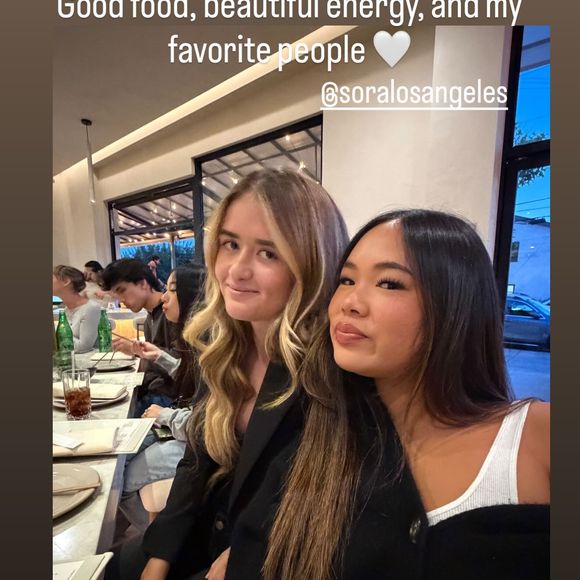 Elle était accompagnée de sa fille Jade, du petit ami de celle-ci, Aaron Thomas, de sa fille Joy et et de sa demi-sœur, Alcéa.

Laeticia Hallyday a partagé une photo de sa petite soeur Alcéa et de sa fille Joy sur Instagram