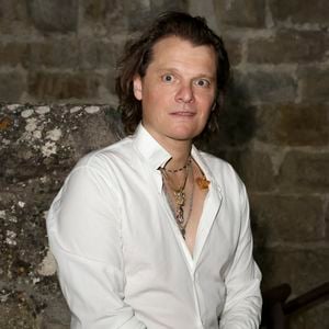 Exclusif -  Benabar en backstage de l'enregistrement de l’émission La Grande Fête de Carcassonne, diffusée le samedi 6 septembre à 21.10 sur France 2, dans la Cité Médiévale de Carcassonne, France, le 24 juin 2025. © Jack Tribeca/Bestimage