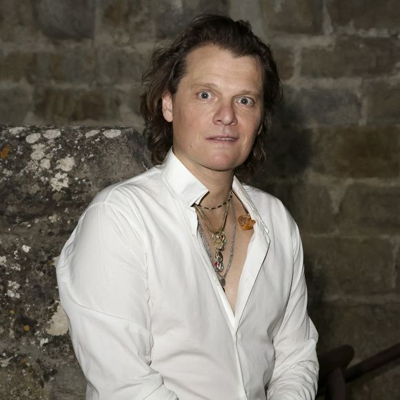 Exclusif -  Benabar en backstage de l'enregistrement de l’émission La Grande Fête de Carcassonne, diffusée le samedi 6 septembre à 21.10 sur France 2, dans la Cité Médiévale de Carcassonne, France, le 24 juin 2025. © Jack Tribeca/Bestimage