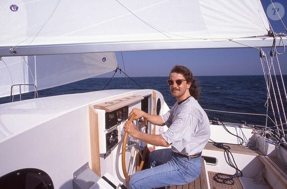 Francis Cabrel naviguant lors des Francofolies en juillet 1990 à La Rochelle, France. Photo par Pascal Baril/ABACAPRESS.COM