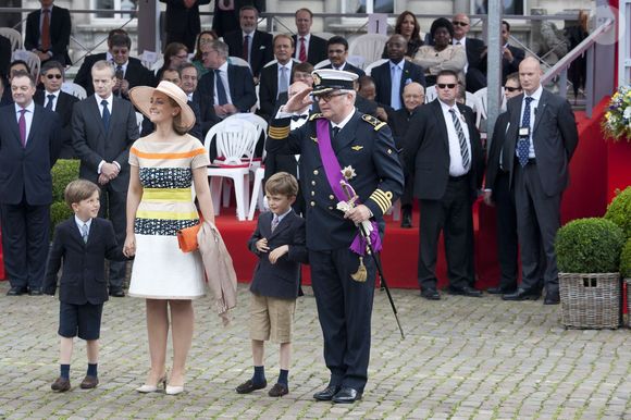 Claire et Laurent de Belgique avec leurs jumeaux Nicolas et Aymeric le 21 juillet 2012 lors de la Fête nationale à Bruxelles. Bestimage