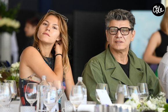 Elle est issue du mariage de sa mère avec le chanteur Marc Lavoine

Exclusif - Yasmine Lavoine et son père Marc Lavoine dans l'Espace VIP lors de la 9ème édition du "Longines Paris Eiffel Jumping" au Champ de Mars à Paris, France, le 24 juin 2024. © Perusseau-Veeren/Bestimage
