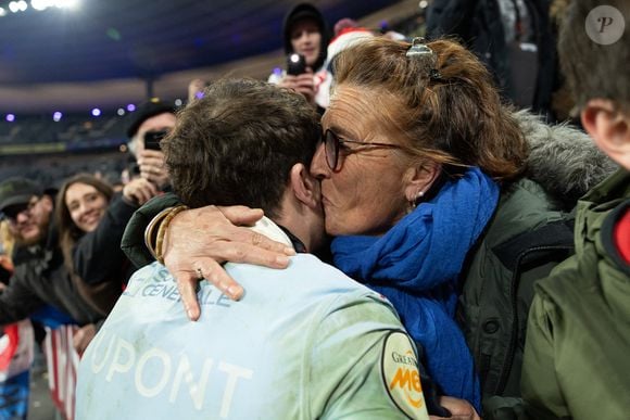 Exclusif - Antoine Dupont, Marie-Pierre Galès, mère de A.Dupont lors du match de rugby du Tournoi des Six Nations France contre Angleterre au Stade de France à Saint-Denis le 14 mars 2026. © AGENCE / BESTIMAGE