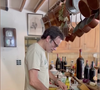 "Il faut le coup de lame d'un fils de charcutier quand même", plaisante l'acteur dans une vidéo postée sur Instagram

Anthony Delon Instagram
