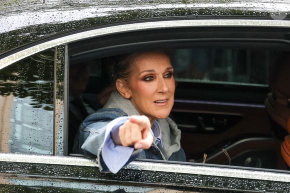 "Les fans non sélectionnés pour la prévente artiste seront ajoutés à la liste d'attente ou auront une autre occasion d'acheter des billets en avant-première lors de la prévente réservée aux titulaires de cartes Visa", peut-on lire dans un communiqué.

Céline Dion prend des photos et salue ses fans alors qu'elle se prépare à chanter pour les Jeux Olympiques à Paris, créant ainsi de joyeux souvenirs avec ses admirateurs. 
Backgrid USA / Bestimage