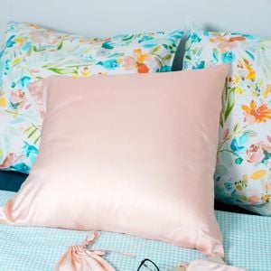 Elodie Gossuin collabore avec Tissaia de E.Leclerc pour une collection de linge de maison.