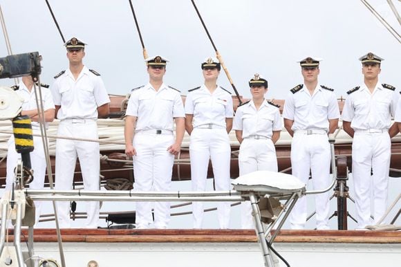 La reine Letizia et la princesse Leonor d'Espagne se sont retrouvées après 4 mois lors de l'escale du navire-école Juan Sebastián de Elcano à Panama City. Casa de S.M. El Rey via Bestimage