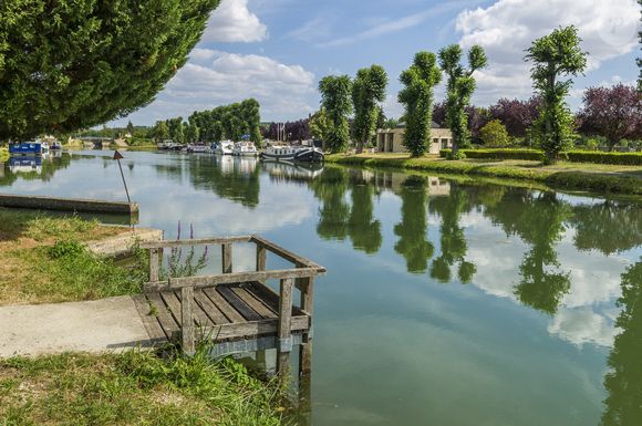 Tonnerre (89) : peniches sur le canal de Bourgogne - Photo by Bordier S./ANDBZ/ABACAPRESS.COM