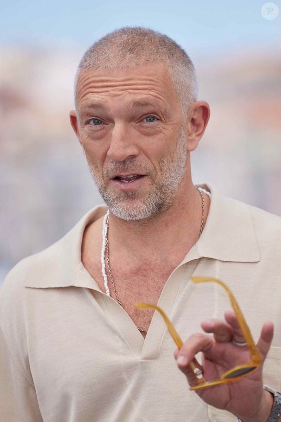 Vincent Cassel, qui fête ses 58 ans, conserve une forme physique impressionnante grâce à une activité nautique originale et peu connue. 

Vincent Cassel - Photocall du film "The Shrouds" ("Les linceuls" / Compétition) lors du 77ème Festival International du Film de Cannes. 
© Moreau / Jacovides / Bestimage